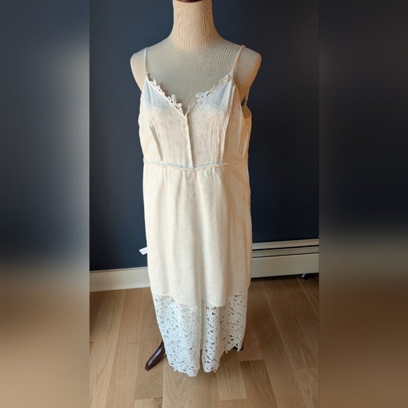 ASTR the label, size S, white lace dress, lined. Very Stylish and Versatile. - Picture 4 of 9